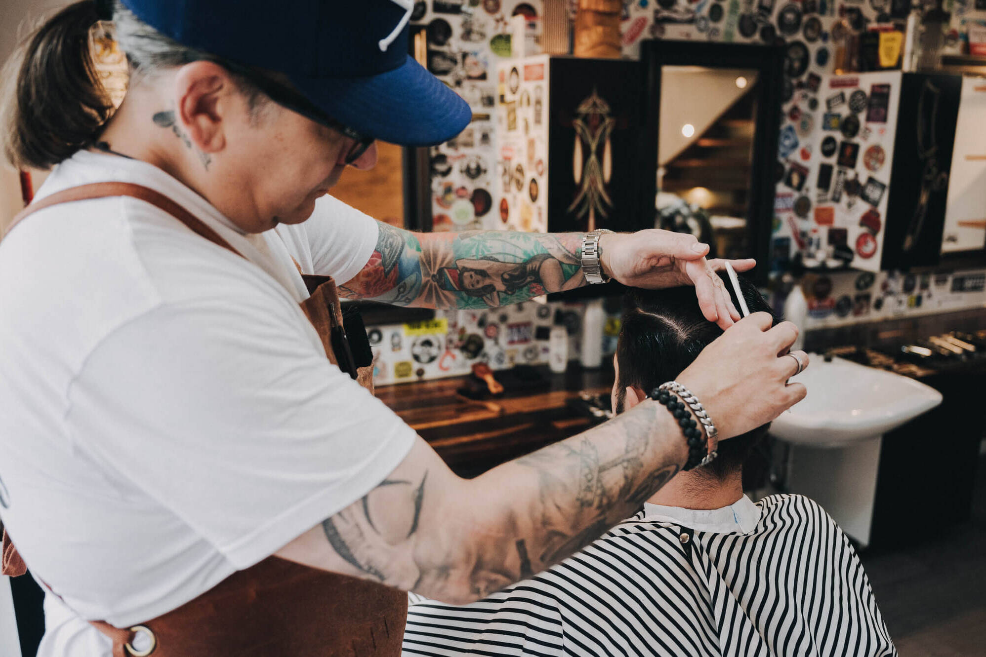 Marcus Jürs vom Innenstadt Friseur bei der Arbeit