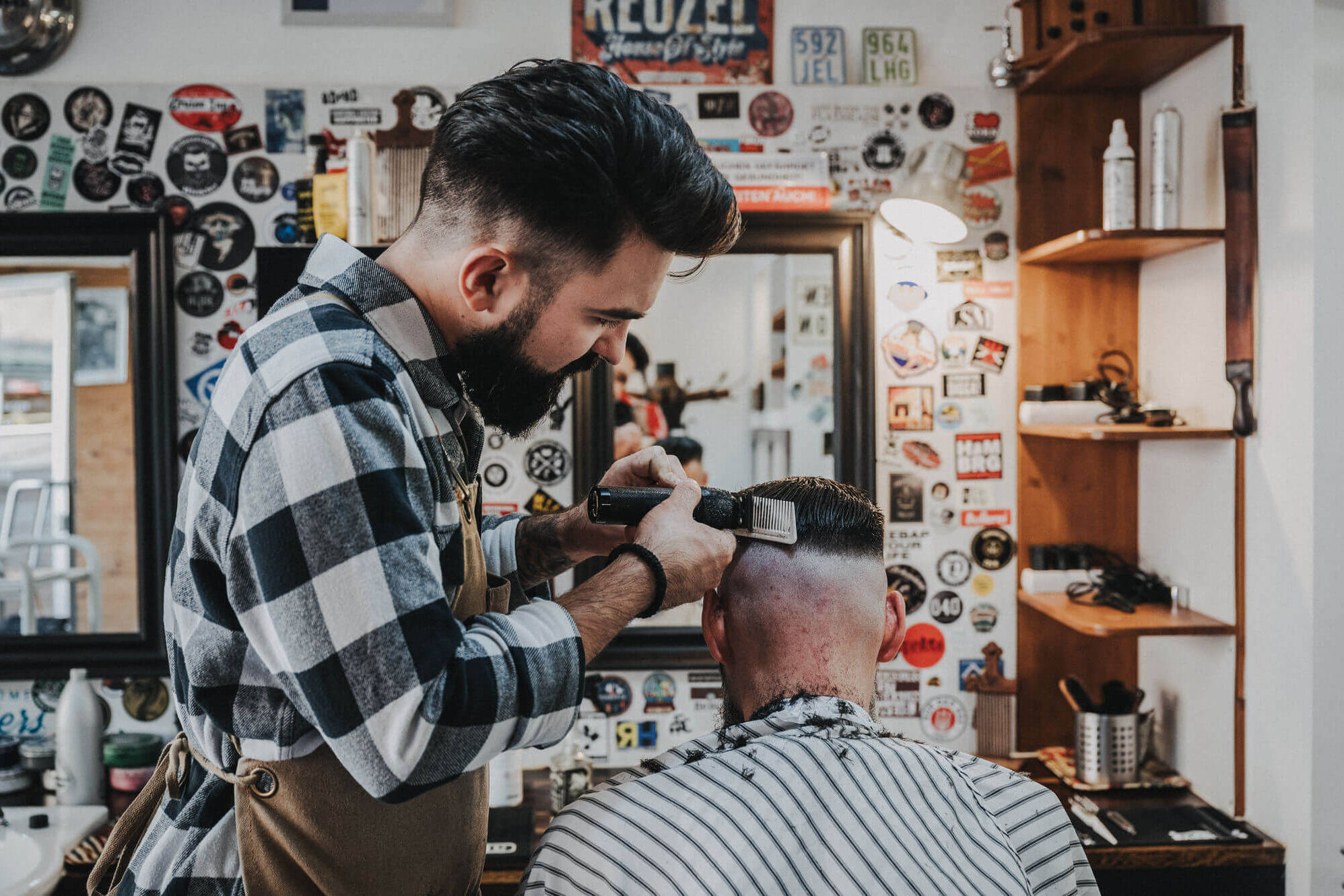 Aleks Miskovic vom Innenstadt Friseur bei der Arbeit