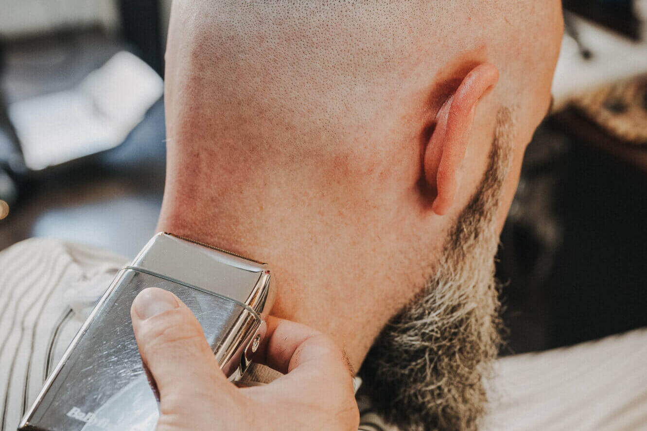 Foto von einer gründlichen Nackenrasur beim Innenstadt Friseur